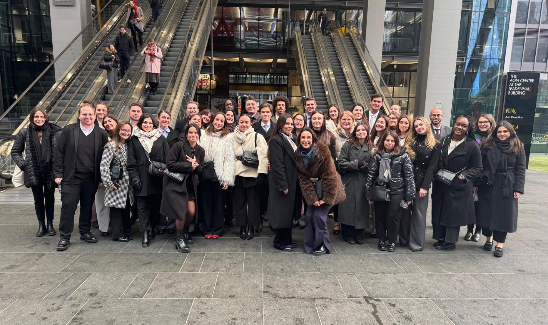 Photo des étudiants devant la tour AON